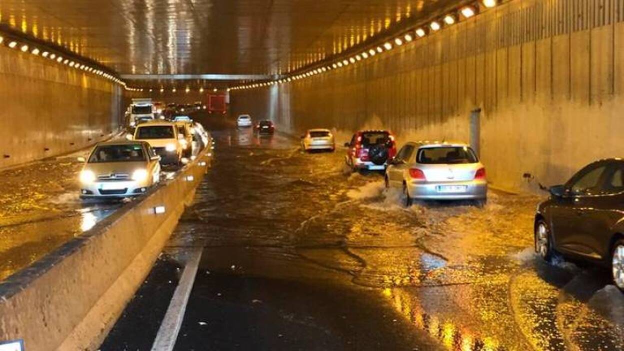 Se inunda un carril del túnel Julio Luengo