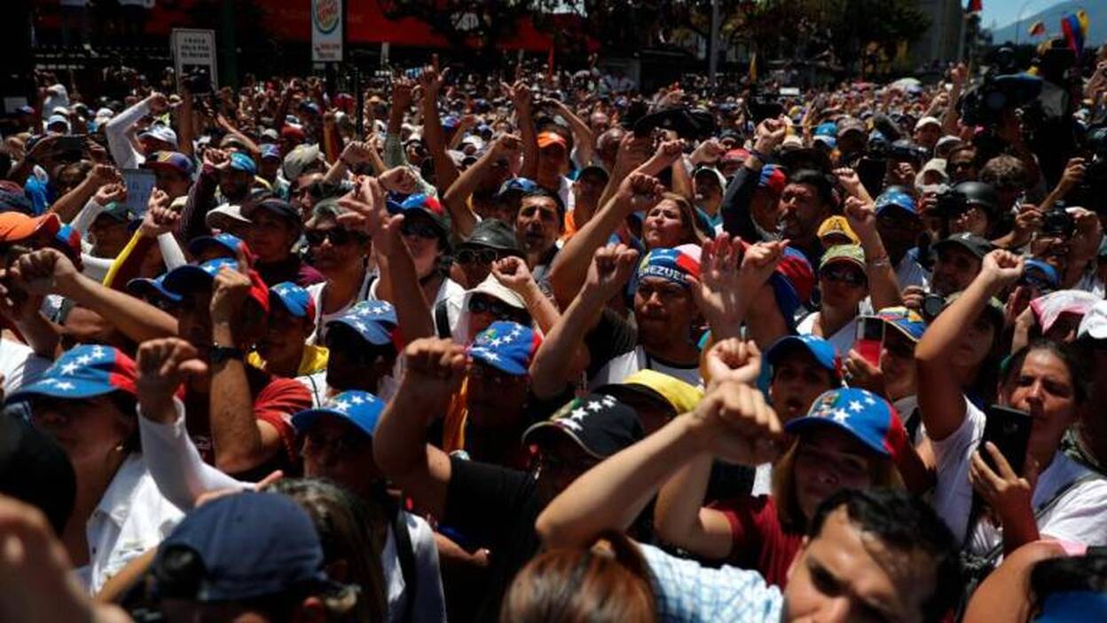 Seguidores de Guaidó protestan en toda Venezuela contra Maduro y apagones