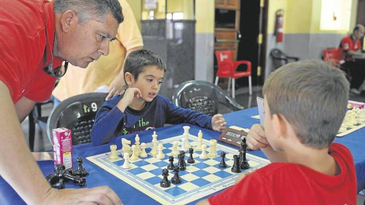El Ayuntamiento lleva el ajedrez a las aulas de Jinámar este año