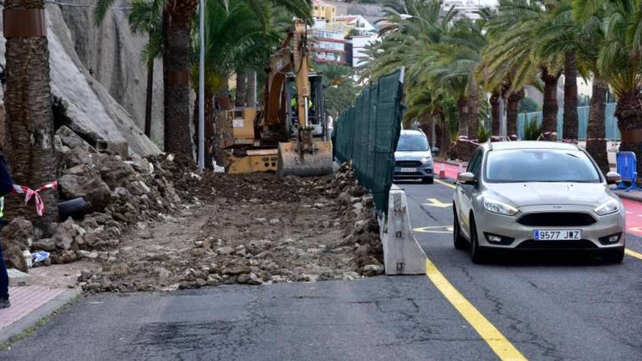 Cierre por derrumbes controlados en la ladera de Paseo de Chil