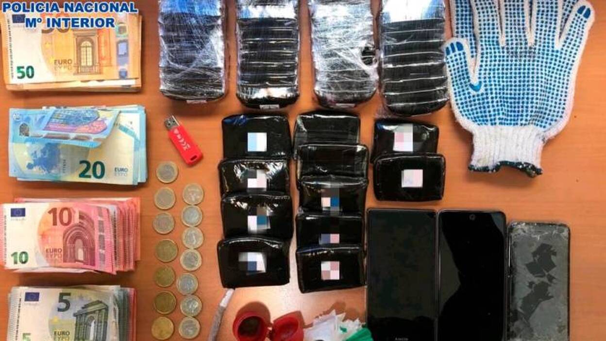 Lo pillan en su coche con hachís y cocaína