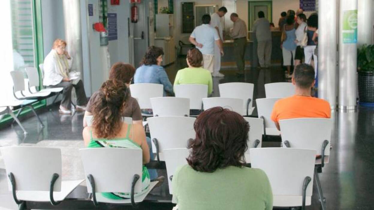 Sanidad contratará a 750 personas para volver a la jornada de 35 horas
