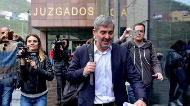 Clavijo no responde a las preguntas de los denunciantes en el caso Grúas