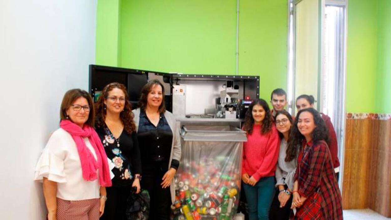 Reciclar latas bien vale descuentos en la cafetería
