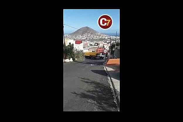 Vuelca un camión cargado de alquitrán en Cuesta Caraballo