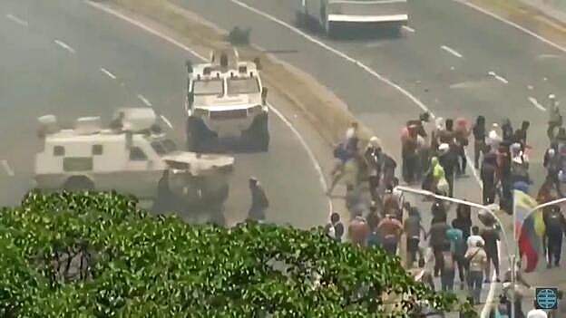 Una tanqueta atropella a manifestantes cerca de base militar en Caracas