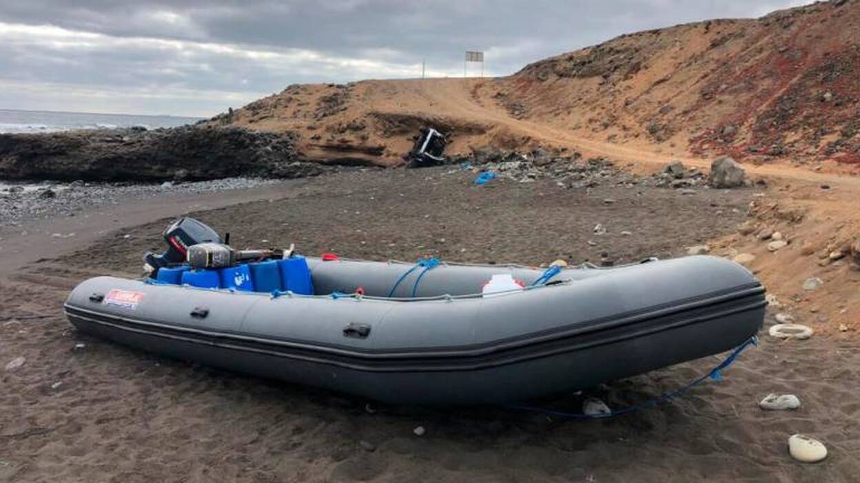 Aparece una zodiac y  un coche volcado en Bocabarranco