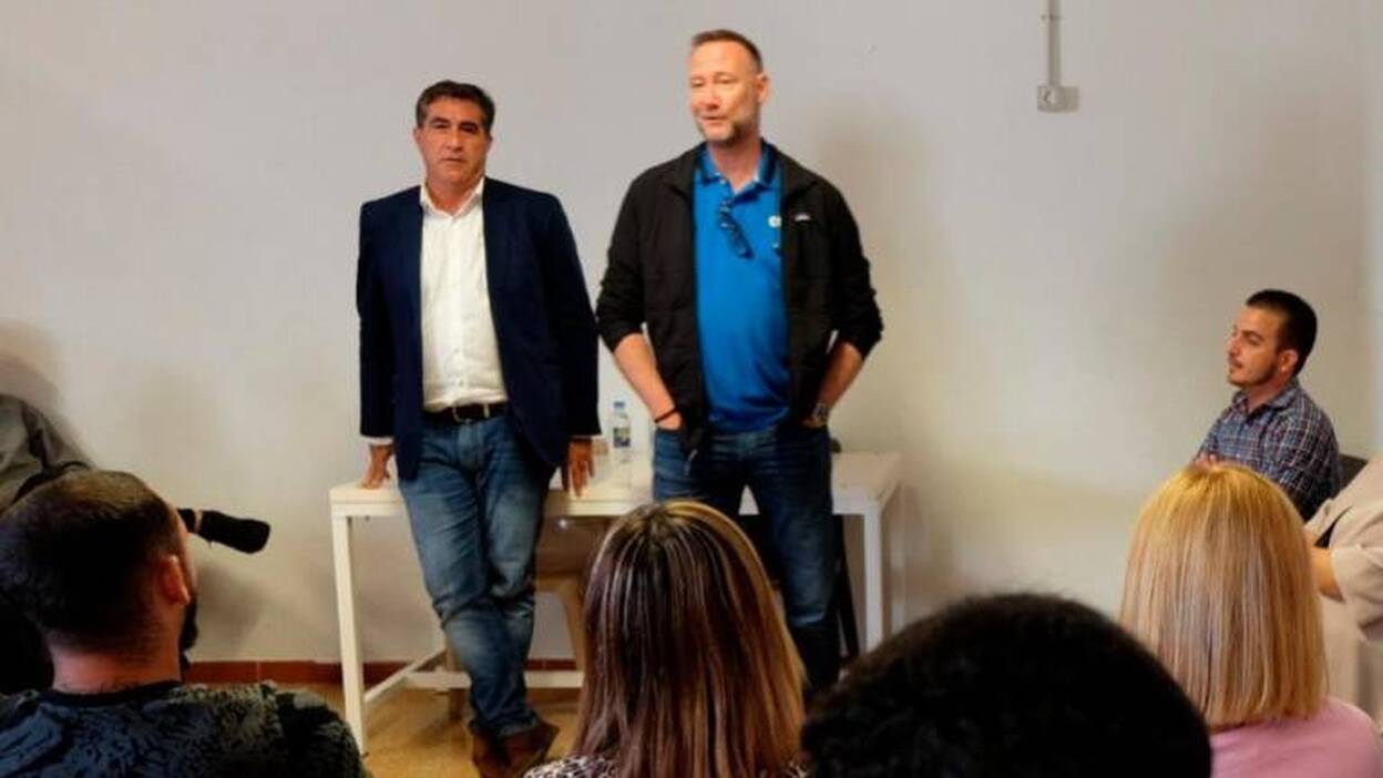 El presentador de Hermano Mayor enseña a los jóvenes de La Montañeta a enfrentarse a situaciones de conflicto