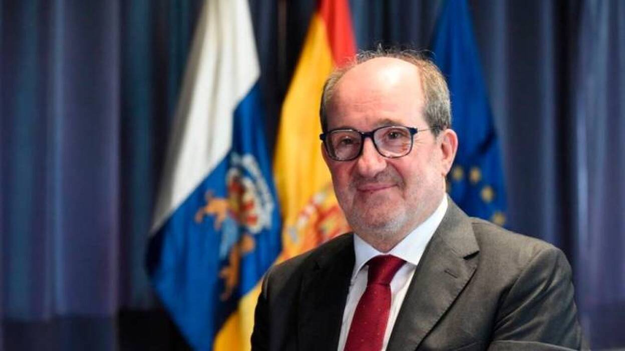 La oposición pide el cese de Naranjo Sintes por plegarse a CC