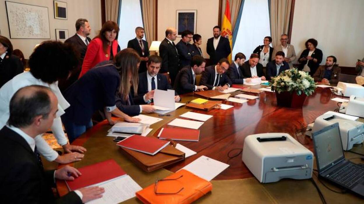 La suspensión de los presos anticipa el primer conflicto de las nuevas Cortes