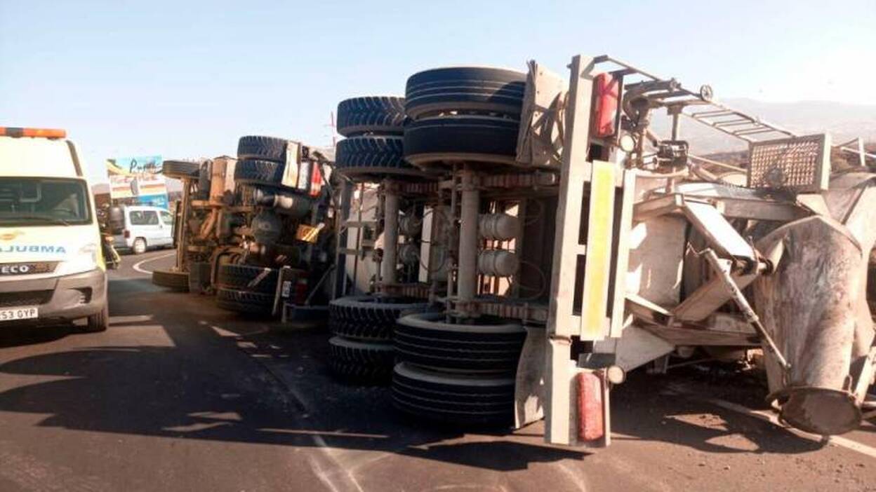 Herido después de volcar un camión en Tenerife