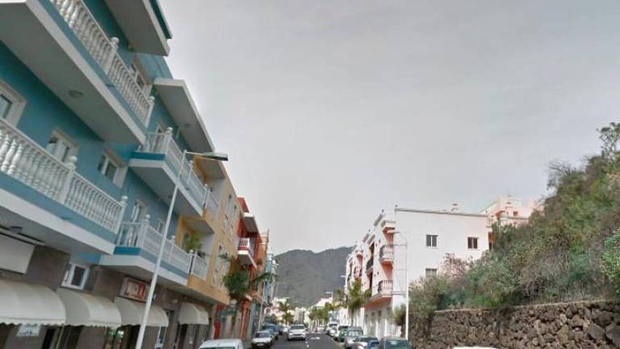 Herida al caer desde una tercera planta mientras limpiaba