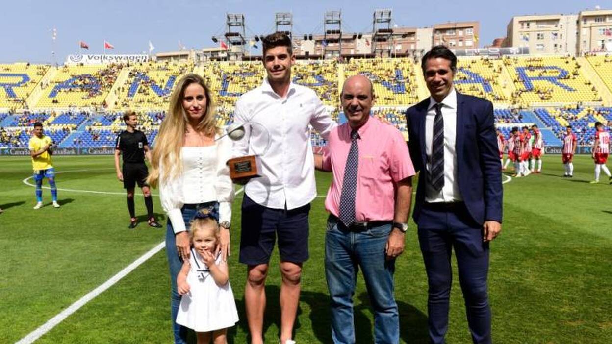 Raúl Fernández recibe el premio Germán Dévora