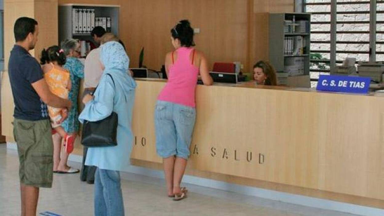 Los padres de migrantes legales pueden perder la tarjeta sanitaria