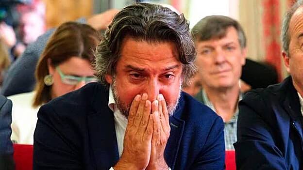 Gustavo Matos, muy emocionado durante el pleno en La Laguna. /  Diario de Avisos