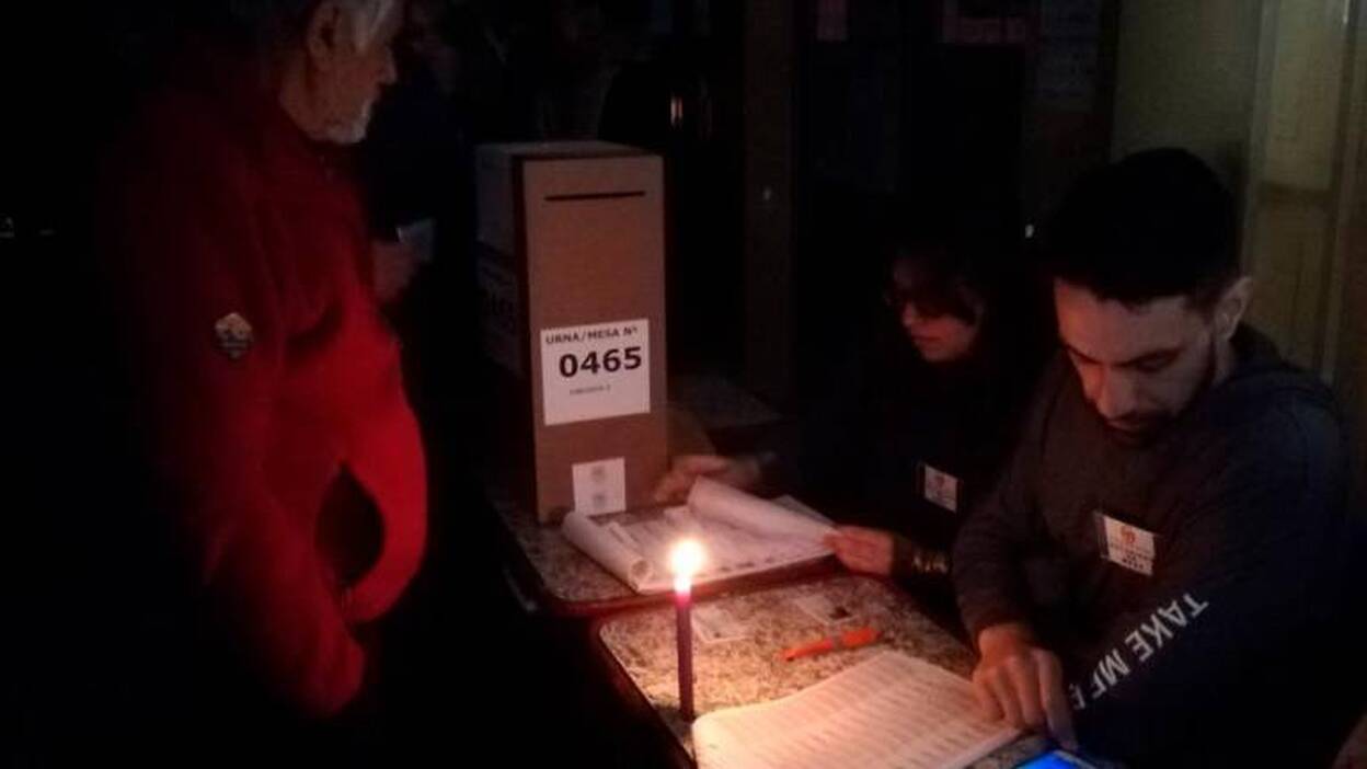 Argentina recupera electricidad tras histórico apagón en día electoral