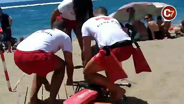 Rescatan una tortuga en Las Canteras