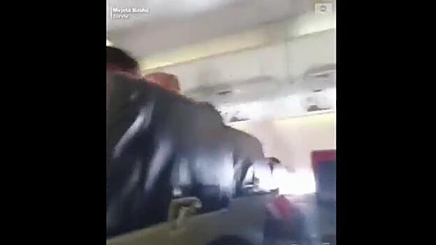 Una azafata choca contra el techo por una turbulencia