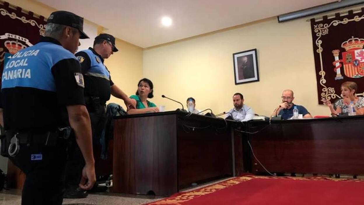 Santiago, expulsada del pleno de Mogán una hora después de tomar posesión
