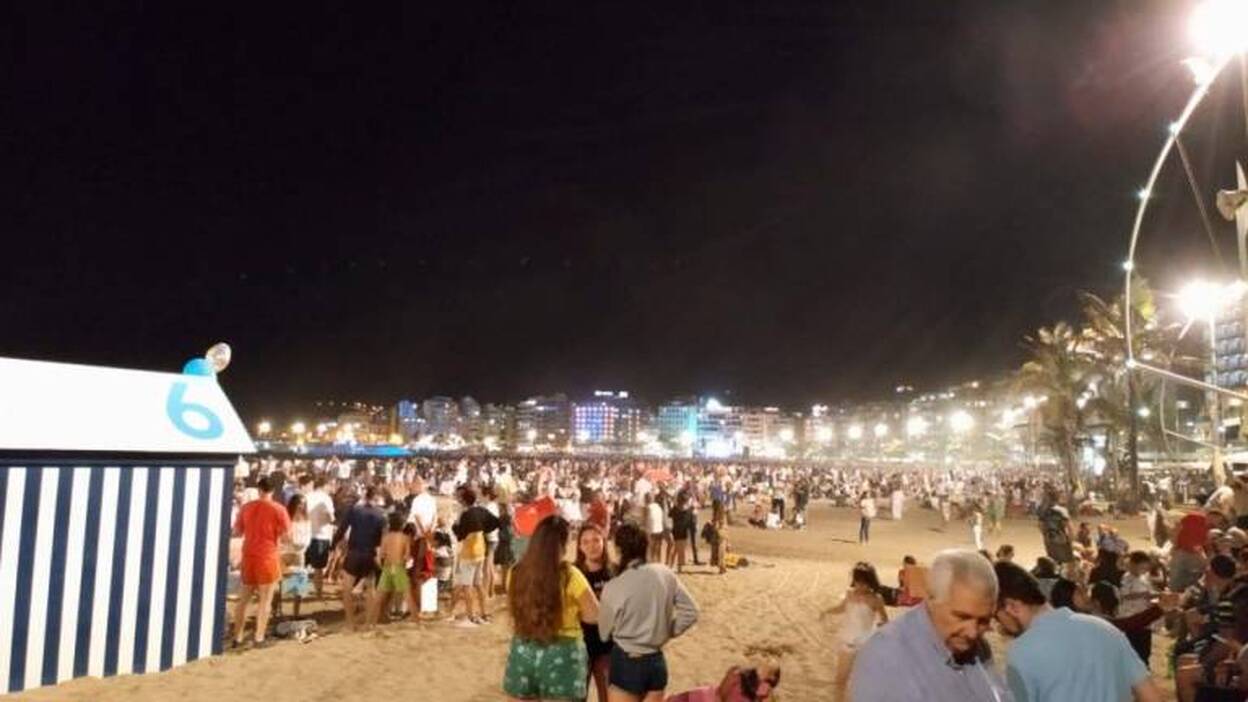 Noche de magia y fuegos en Las Canteras