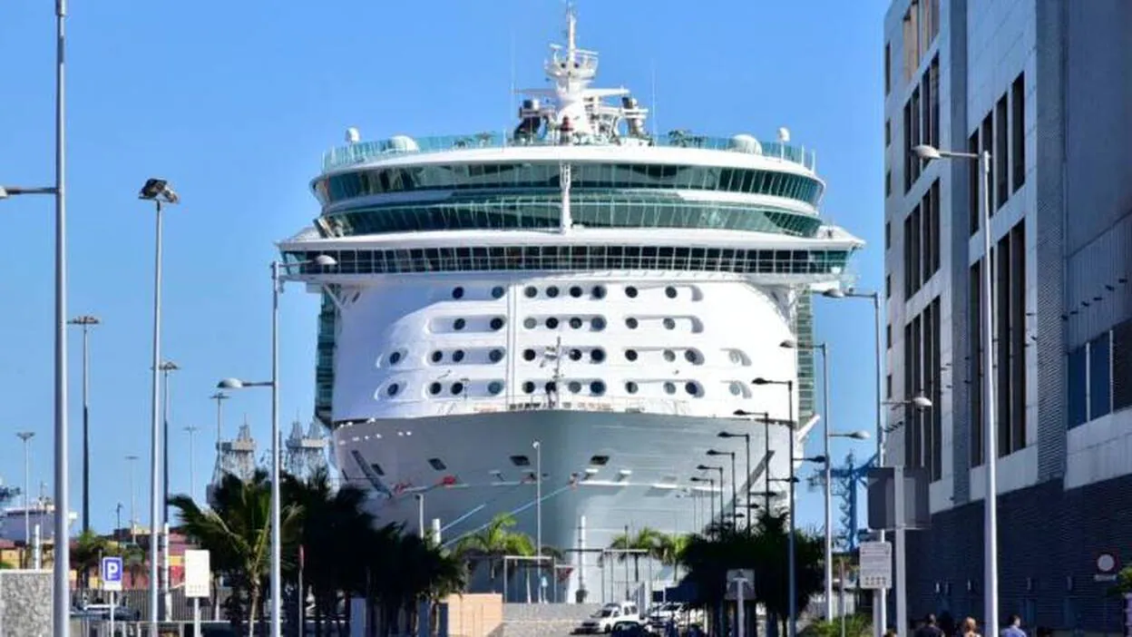 Las capitales canarias lideran la contaminación por los cruceros