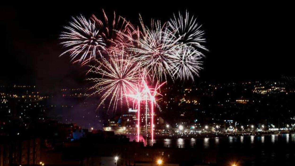 Noche de fuegos en Las Canteras