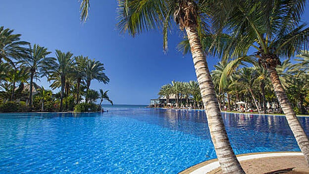 La reconocida Infinity Pool del hotel Lopesan Costa Meloneras, que invita a un baño de relajación y tranquilidad.