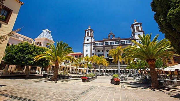 El hotel Lopesan Villa del Conde está inspirado en los pueblos tradicionales canarios, con la réplica de la Iglesia de San Sebastián, de Agüimes, como elemento icónico.