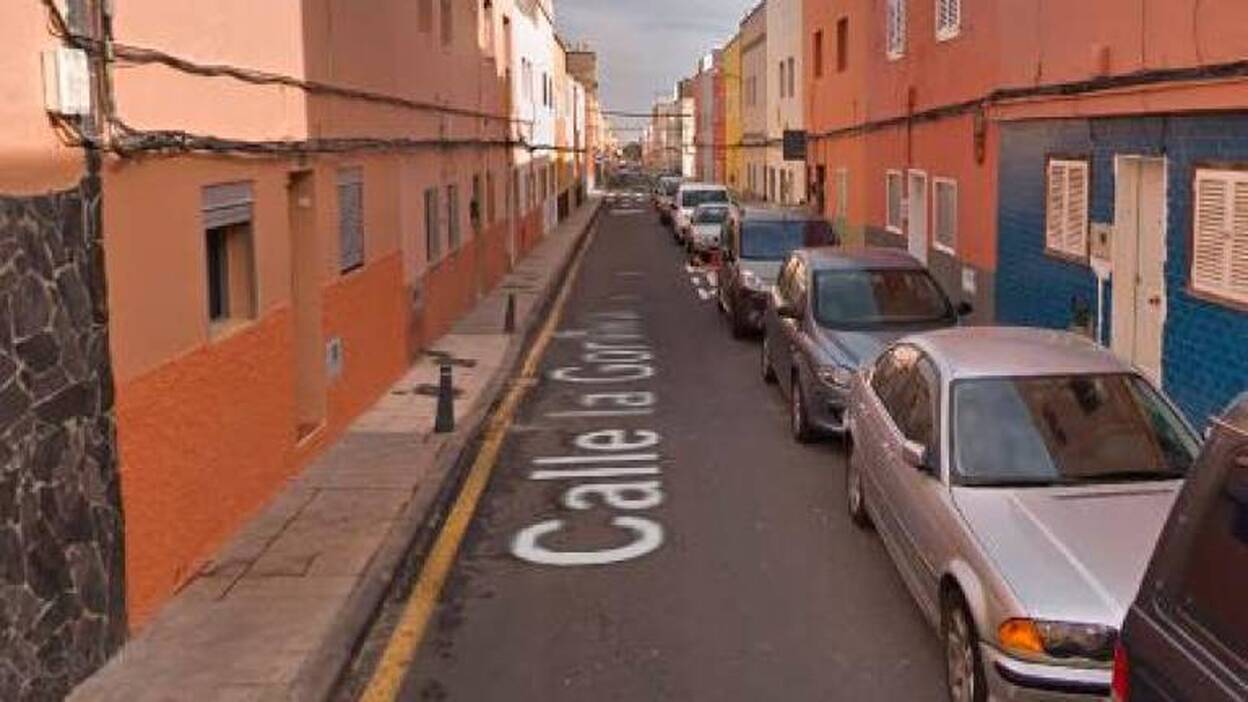Tres mujeres intoxicadas por el humo en un incendio de una casa en Tenerife