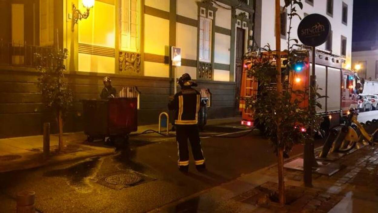 El fuego arrasa más de un contenedor de basura por semana