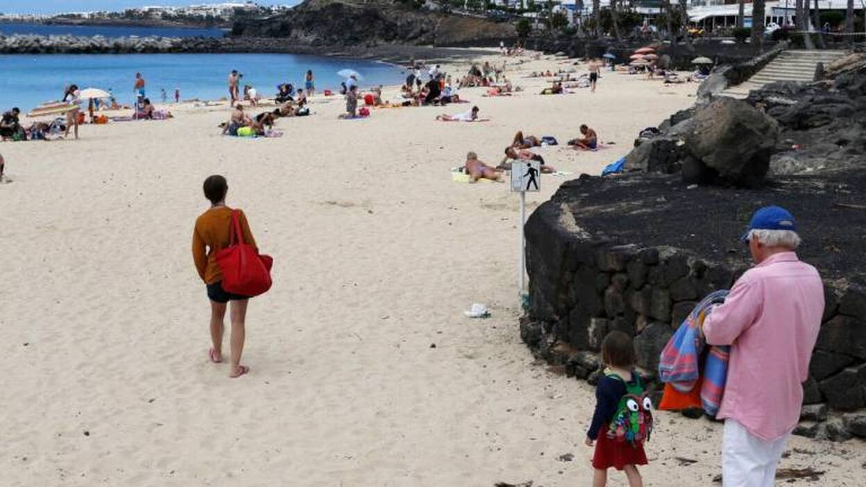 Nueva limpieza costera en Playa Blanca