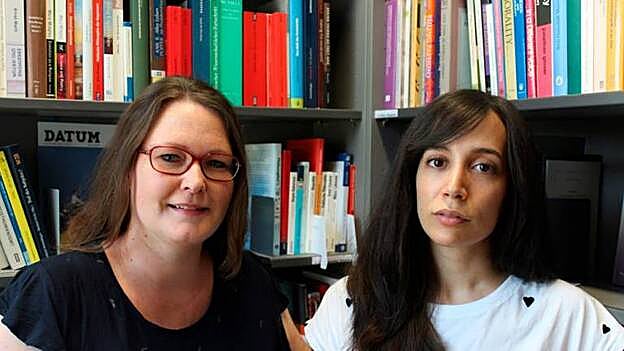 La filósofa alemana Judith Benz-Schwarzburg (i) y la española Susana Monsó (d) valoran experimentos morales con animales. /  Efe