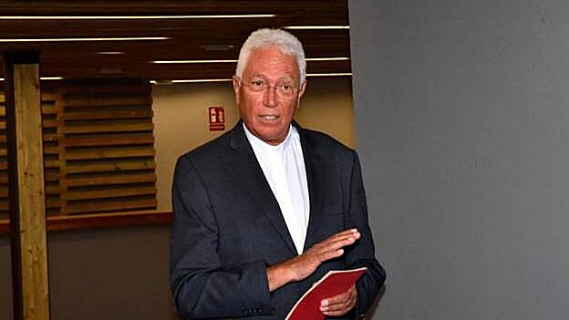 El vicario de la Diócesis de Canarias, Hipólito Cabrera, bendijo las instalaciones antes de comenzar el recorrido por las mismas. /  C.D.