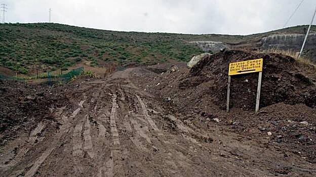 Acceso al campo de fútbol /  Norberto Rodríguez