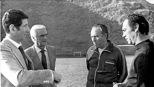 Charla de Heriberto Herreras con otros históricos de la casa amarilla como el presidente Atilio Ley. /  Norberto Rodríguez