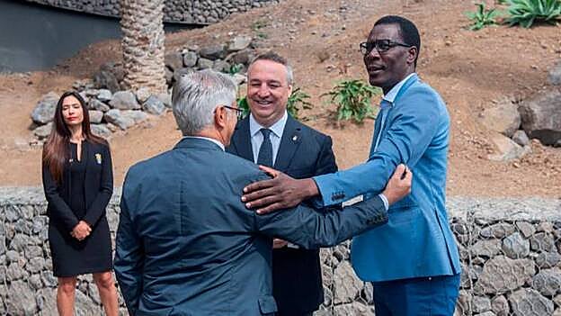 El diputado socialista Luc André Diouf es recibido a la entrada del edificio principal. /  C.D.