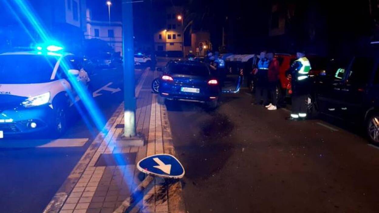 Colisiona con una señal al huir de la Policía por conducir sin carné