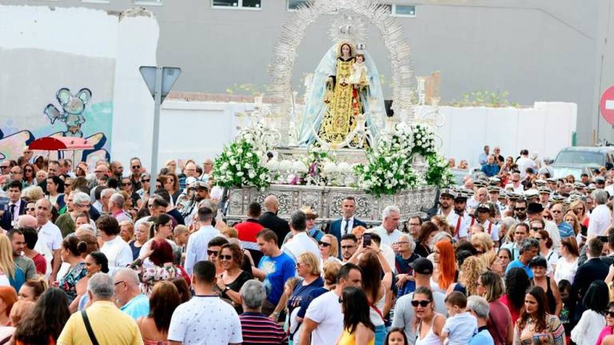 El Carmen vive su salida más marinera