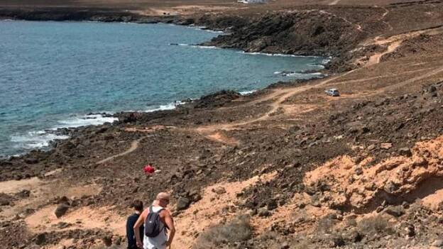 Una senderista herida tras sufrir una caída en una zona acantilada de Teguise