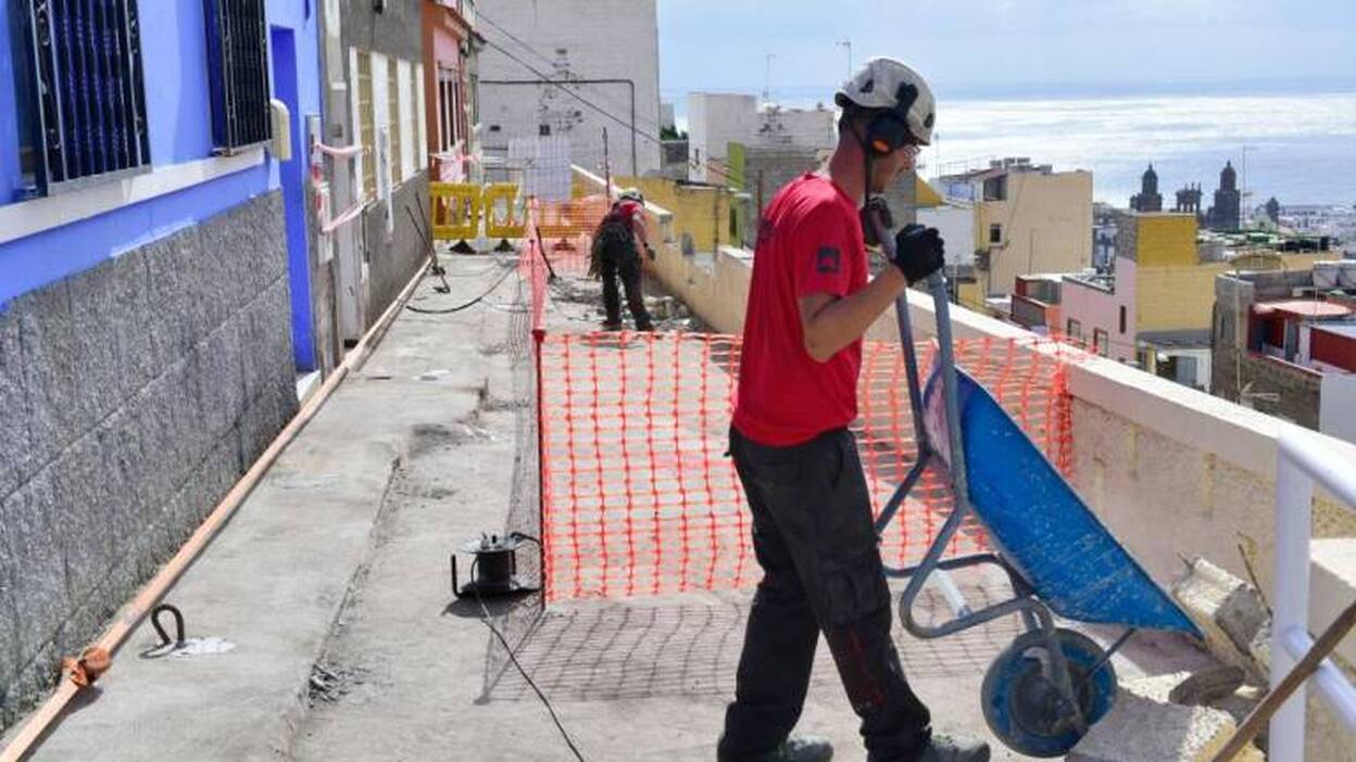 Comienza el arreglo del muro de la calle Teide