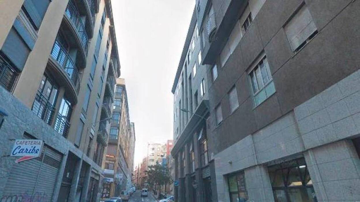 Un motorista herido tras chocar con una guagua