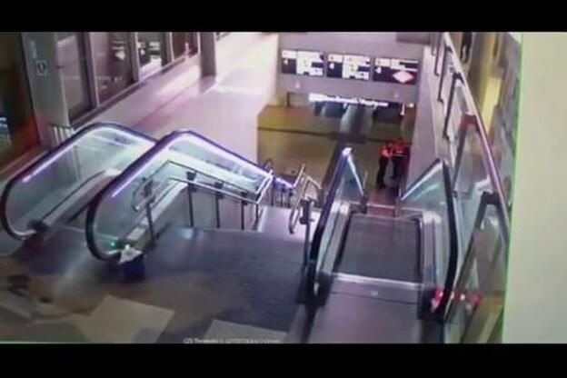 Paliza de dos vigilantes a un hombre negro en Madrid