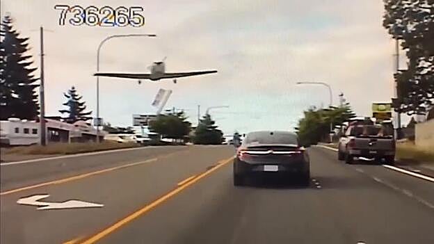 Peligroso aterrizaje de emergencia en plena calle