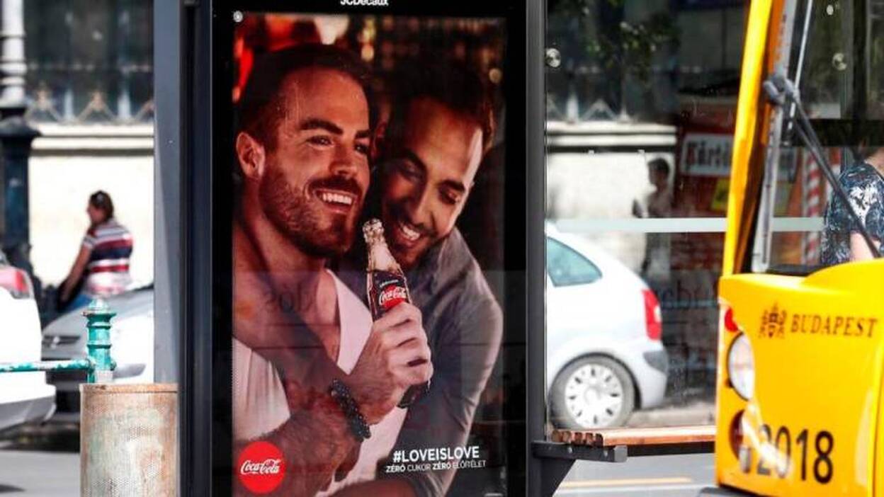 La comunidad LGBTI húngara critica intolerancia con publicidad con parejas gays
