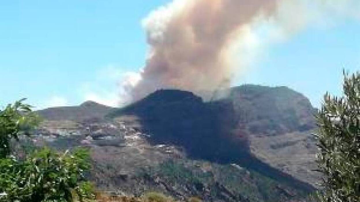El Cabildo asegura que el incendio «se está controlando»