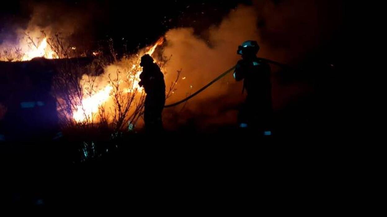Unas 400 personas pasan la noche en albergues por el incendio