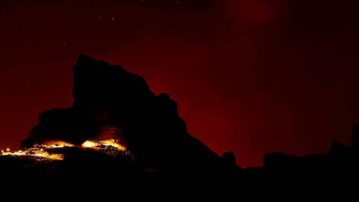 Desalojados doce barrios cercanos al incendio