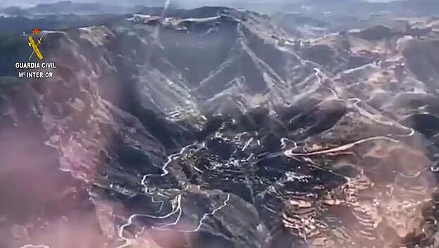 Así se ve el fuego de la cumbre desde el aire este lunes