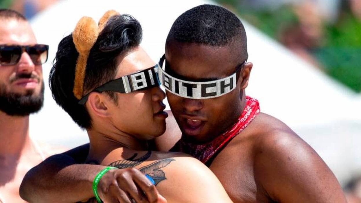 La mayor fiesta gay en un parque acuático reúne a 8.000 personas