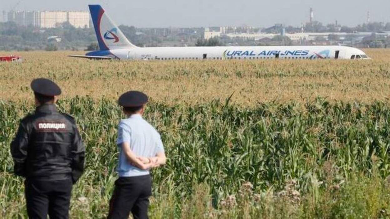 Un Airbus aterriza en un campo de maíz en Moscú